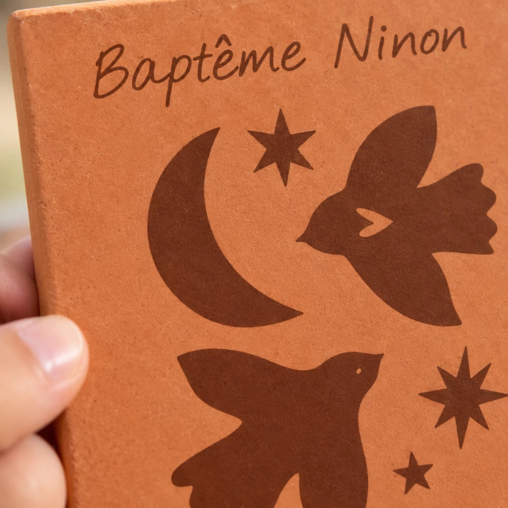 Carreau de terre cuite personnalisé Baptême - Oiseaux avec enfant, village provençal et église floutée. — vue rapprochée du motif