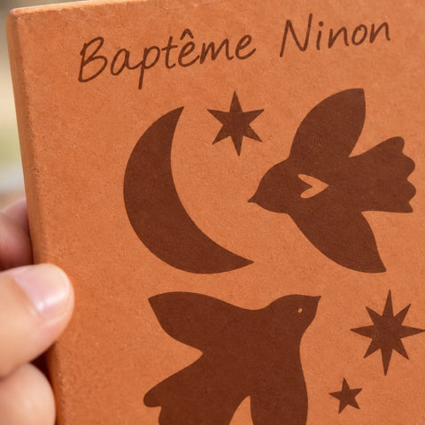 Carreau de terre cuite personnalisé Baptême - Oiseaux avec enfant, village provençal et église floutée. — vue rapprochée du motif