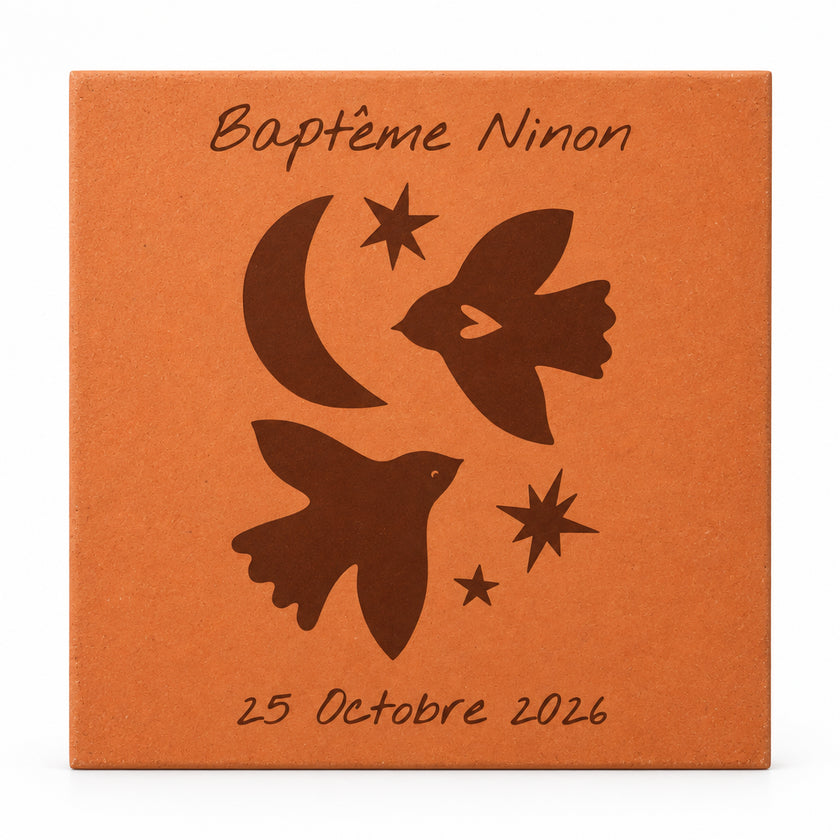 Personalised terracotta tile Baptême - Oiseaux with a child, Provençal village and blurred church. — front view on white background