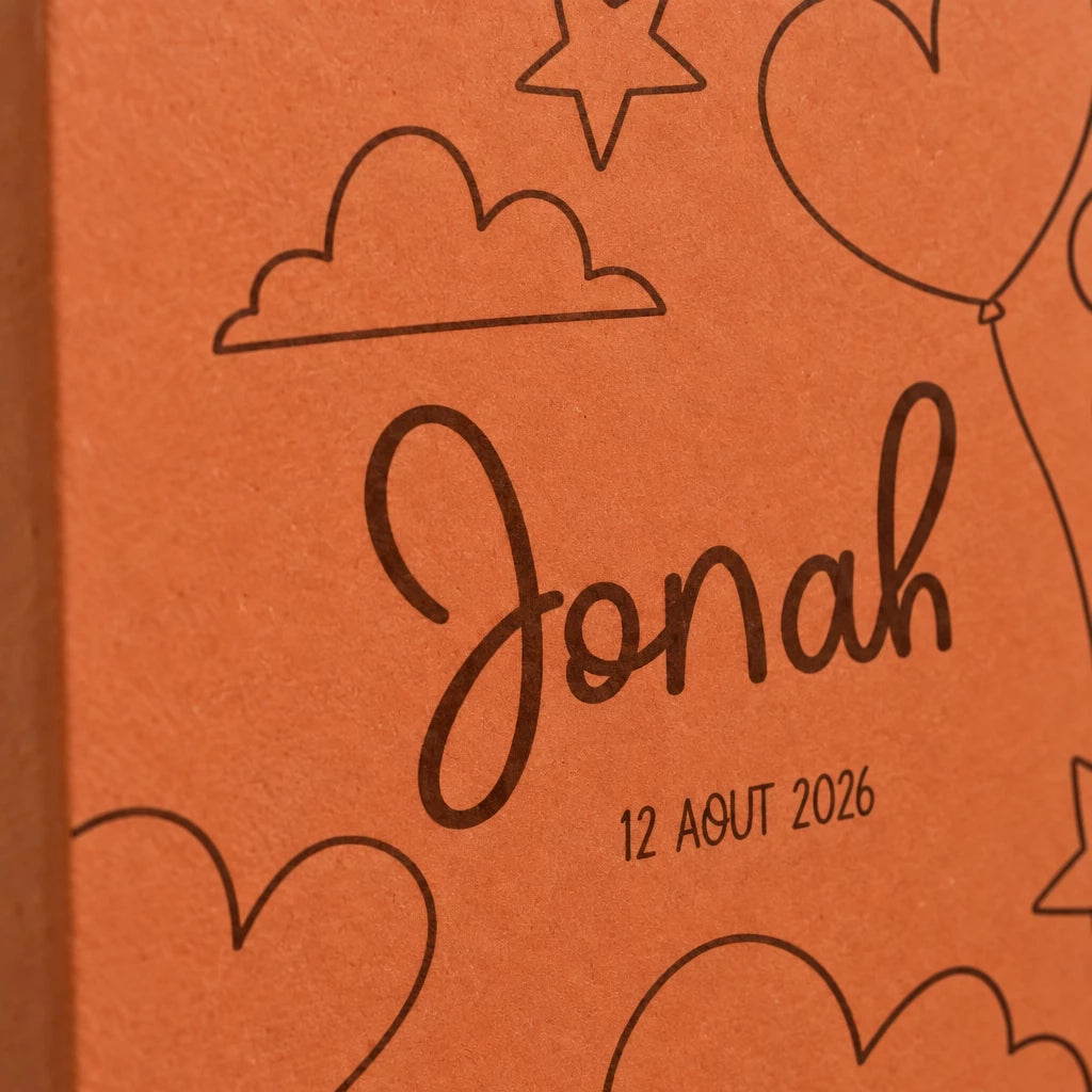 Carreau décoratif personnalisé motif dans le ciel avec prénom et date de naissance — vue rapprochée du motif