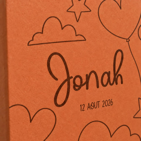 Carreau décoratif personnalisé motif dans le ciel avec prénom et date de naissance — vue rapprochée du motif