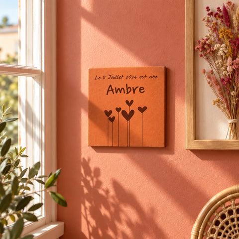 Tomette décorative Fleurs en coeur - Naissance, accrochée au mur près d’une fenêtre — vue en situation