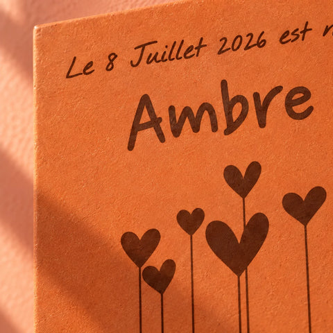 Tomette décorative Fleurs en coeur - Naissance, accrochée au mur près d’une fenêtre — vue rapprochée du motif