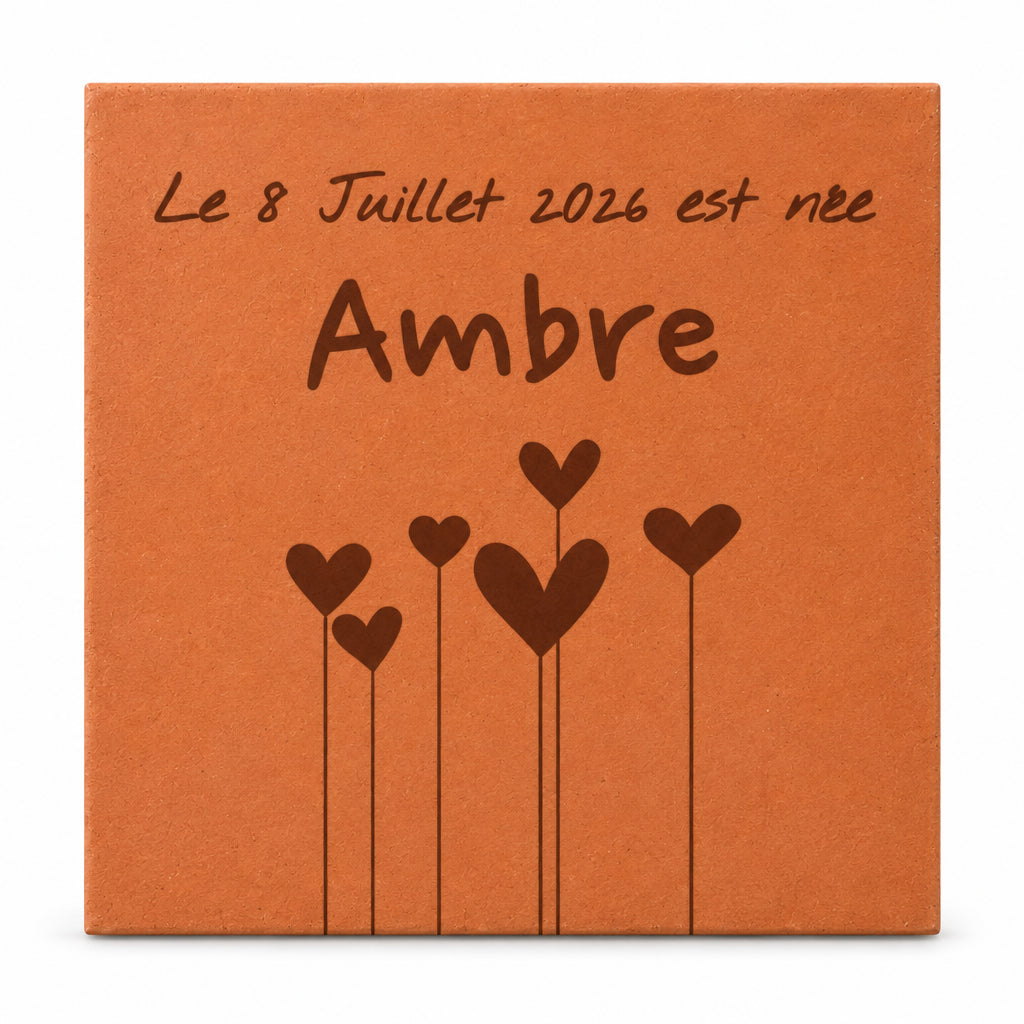Tomette décorative Fleurs en coeur - Naissance, accrochée au mur près d’une fenêtre — vue sur fond blanc