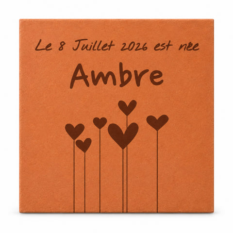 Tomette décorative Fleurs en coeur - Naissance, accrochée au mur près d’une fenêtre — vue sur fond blanc
