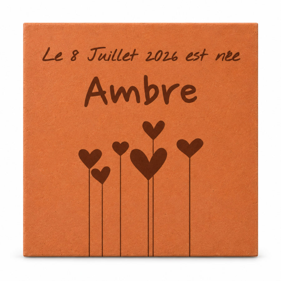 Tomette décorative Fleurs en coeur - Naissance, accrochée au mur près d’une fenêtre — vue sur fond blanc