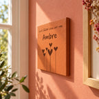 Tomette décorative Fleurs en coeur - Naissance, accrochée au mur près d’une fenêtre — vue de profil