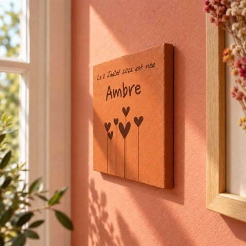 Tomette décorative Fleurs en coeur - Naissance, accrochée au mur près d’une fenêtre — vue de profil