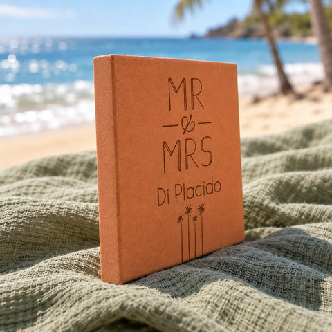 Tomette en terre cuite motif Quatre palmiers avec texte Mr & Mrs, posée sur gaze de coton — vue de profil