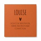 Carreau carré 13 × 13 cm gravé au prénom « Louise » avec sa phrase « Douce de réputation, ferme par profonde conviction ».