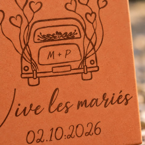 Carreau décoratif personnalisé Vive les mariés ! Voiture de mariage en terre cuite de Salernes — vue rapprochée du motif