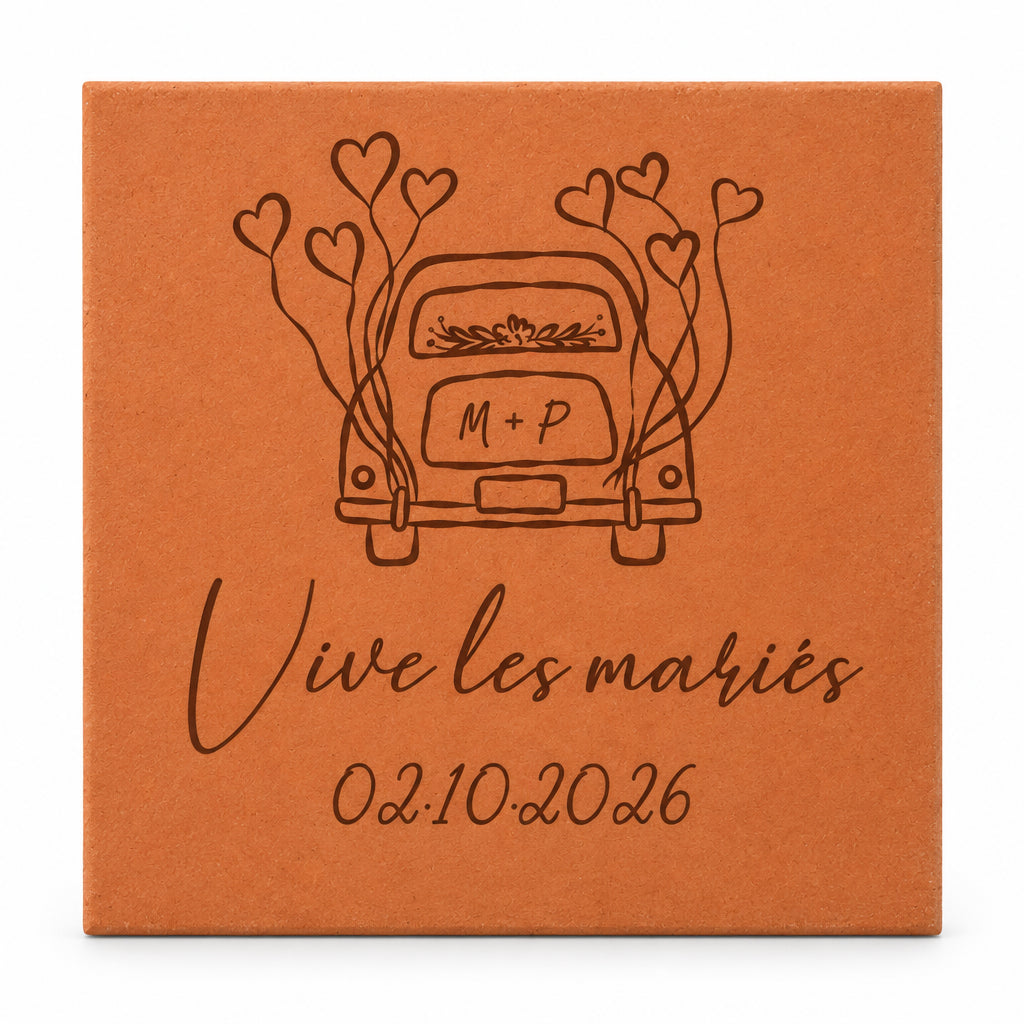 Carreau décoratif personnalisé Vive les mariés ! Voiture de mariage en terre cuite de Salernes — vue sur fond blanc