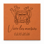 Carreau décoratif personnalisé Vive les mariés ! Voiture de mariage en terre cuite de Salernes — vue sur fond blanc