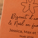 Gros plan sur le bonhomme pain d’épices et les prénoms Jessica, Max et Tess gravés.