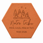 Tomette de Noël personnalisée « Notre tribu », quatre personnages et prénoms gravés, sur fond blanc.