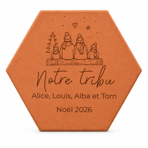Tomette de Noël personnalisée « Notre tribu », quatre personnages et prénoms gravés, sur fond blanc.