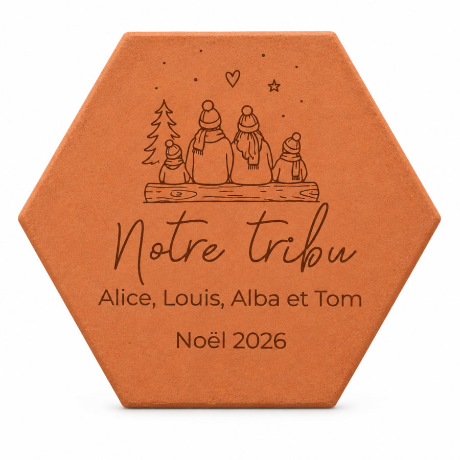 Tomette de Noël personnalisée « Notre tribu », quatre personnages et prénoms gravés, sur fond blanc.