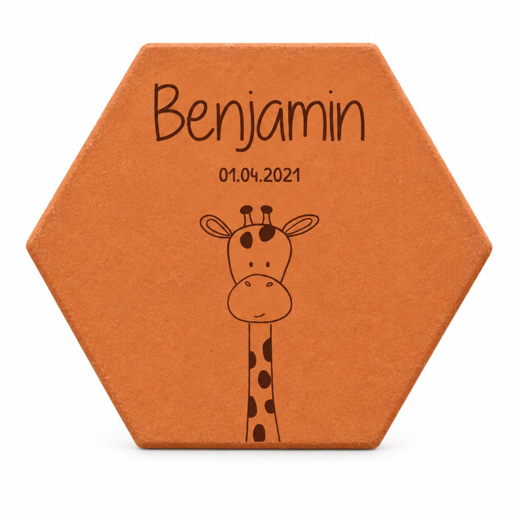 Tomette de naissance personnalisée Benjamin, date et girafe gravées, sur fond blanc.