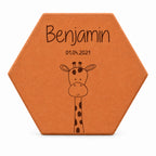 Tomette de naissance personnalisée Benjamin, date et girafe gravées, sur fond blanc.