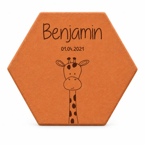 Tomette de naissance personnalisée Benjamin, date et girafe gravées, sur fond blanc.