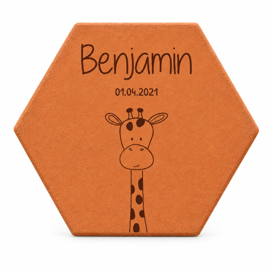 Tomette de naissance personnalisée Benjamin, date et girafe gravées, sur fond blanc.