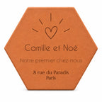 Cadeau de crémaillère pour un couple : tomette « Notre premier chez-nous », Camille et Noé, cœur et adresse gravés, sur fond blanc.