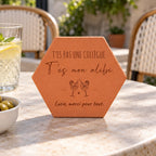 Tomette Amitié / BFF « T’es mon alibi » en terre cuite, motif cocktails et message d’amitié. — vue en situation