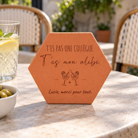 Tomette Amitié / BFF « T’es mon alibi » en terre cuite, motif cocktails et message d’amitié. — vue en situation