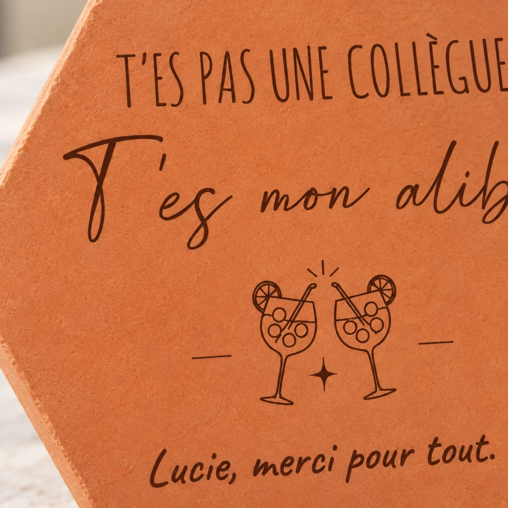 Detalle del grabado láser: «T'es pas une collègue. T'es mon alibi.» y dos copas de cóctel.