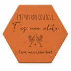 Tomette Amitié / BFF « T’es mon alibi » en terre cuite, motif cocktails et message d’amitié. — vue sur fond blanc