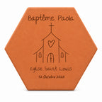 Tomette personnalisée Baptême - Eglise, posée dans les mains d’une enfant, avec église et lavande en arrière-plan — vue sur fond blanc