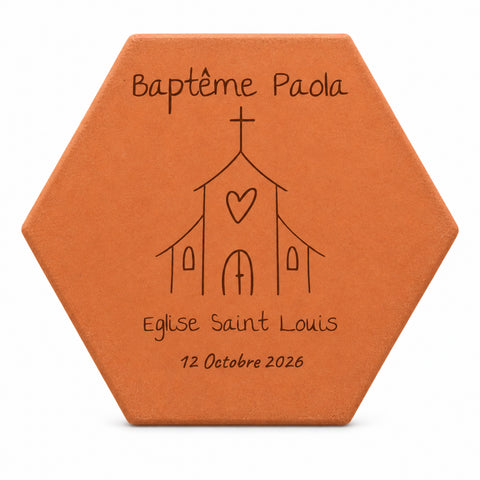 Tomette personnalisée Baptême - Eglise, posée dans les mains d’une enfant, avec église et lavande en arrière-plan — vue sur fond blanc