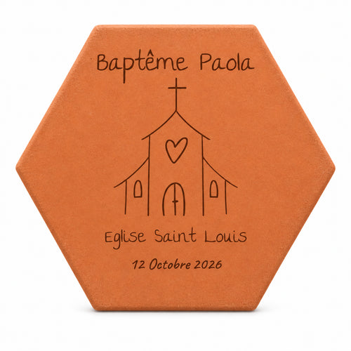 Tomette personnalisée Baptême - Eglise, posée dans les mains d’une enfant, avec église et lavande en arrière-plan — vue sur fond blanc