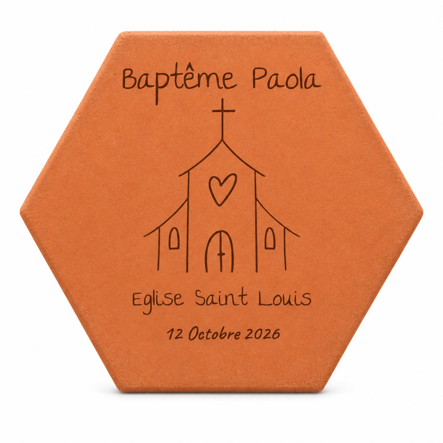 Tomette personnalisée Baptême - Eglise, posée dans les mains d’une enfant, avec église et lavande en arrière-plan — vue sur fond blanc