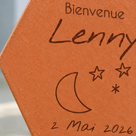Tomette personnalisée Bienvenue - Lune étoiles avec prénom et date, motif lune et étoiles. — vue rapprochée du motif