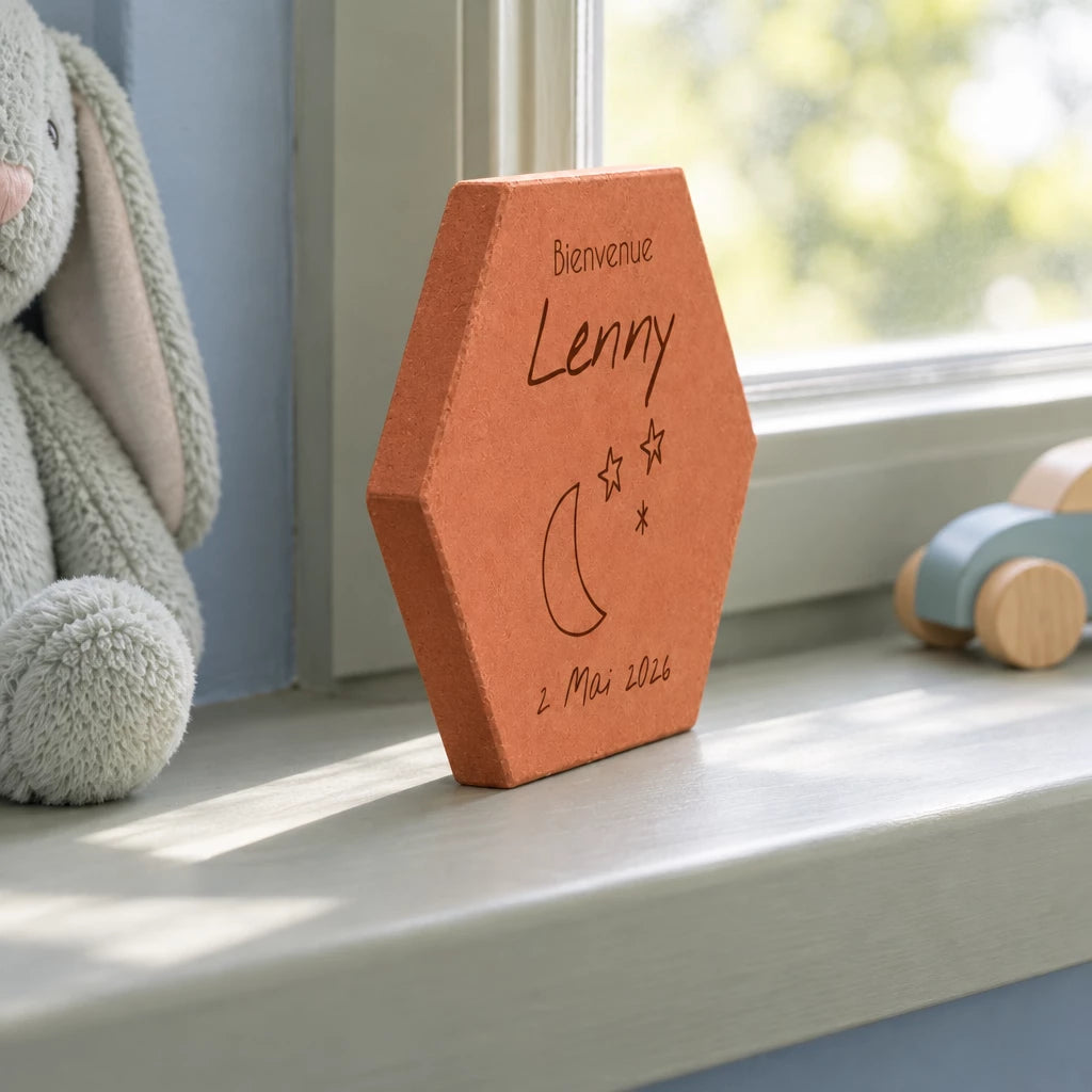 Tomette personnalisée Bienvenue - Lune étoiles avec prénom et date, motif lune et étoiles. — vue de profil