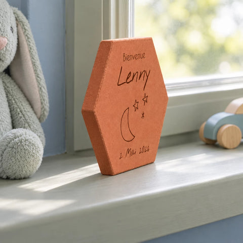 Tomette personnalisée Bienvenue - Lune étoiles avec prénom et date, motif lune et étoiles. — vue de profil