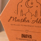 Tomette de naissance Masha’Allah avec croissant, étoile, mosquée, prénom et date de naissance. — vue rapprochée du motif