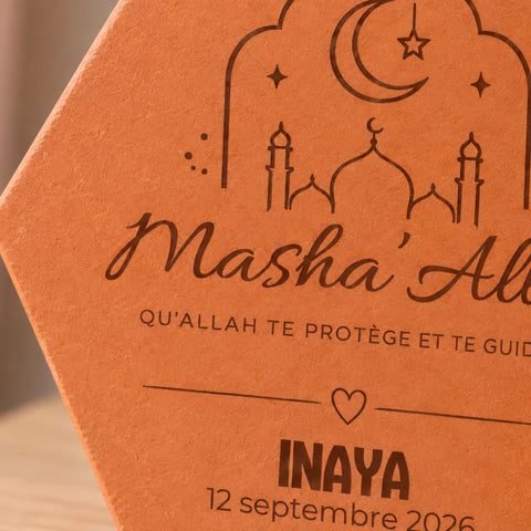 Tomette de naissance Masha’Allah avec croissant, étoile, mosquée, prénom et date de naissance. — vue rapprochée du motif