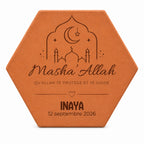Tomette de naissance Masha’Allah avec croissant, étoile, mosquée, prénom et date de naissance. — vue sur fond blanc
