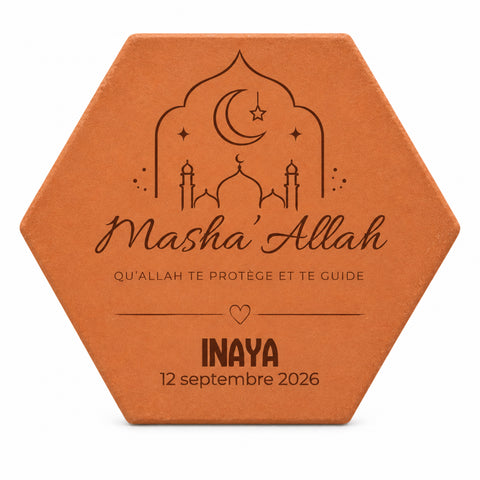 Tomette de naissance Masha’Allah avec croissant, étoile, mosquée, prénom et date de naissance. — vue sur fond blanc