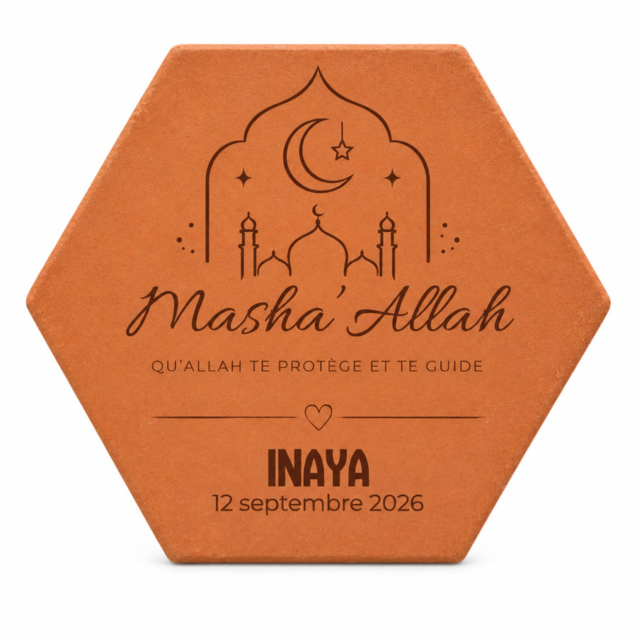 Tomette de naissance Masha’Allah avec croissant, étoile, mosquée, prénom et date de naissance. — vue sur fond blanc