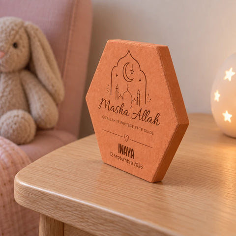 Tomette de naissance Masha’Allah avec croissant, étoile, mosquée, prénom et date de naissance. — vue de profil