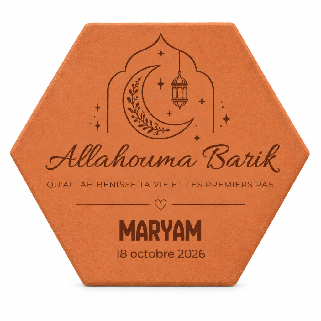 Tomette de naissance Allahouma Barik avec croissant fleuri, lanterne, prénom et date gravés — vue sur fond blanc