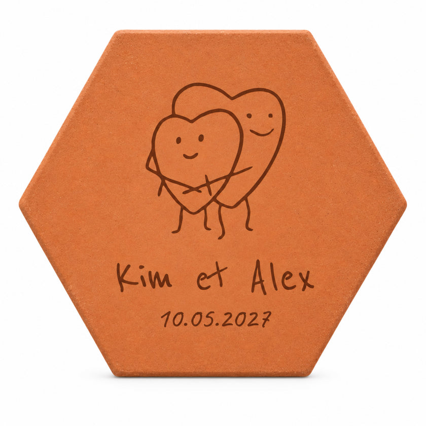 Coeurs amoureux decorative terracotta tile, set on pastel pink flowers. — white background view