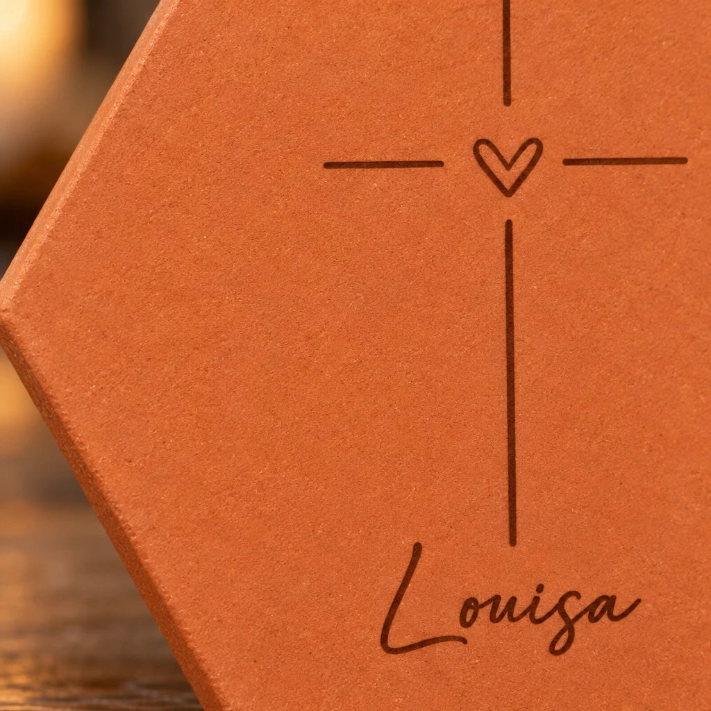 Tomette personnalisée Croix catholique avec prénom Louisa, posée en ambiance d’église — vue rapprochée du motif
