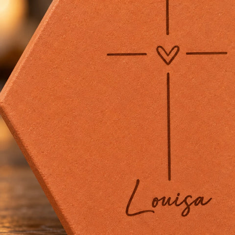 Tomette personnalisée Croix catholique avec prénom Louisa, posée en ambiance d’église — vue rapprochée du motif