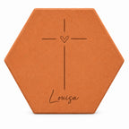Tomette personnalisée Croix catholique avec prénom Louisa, posée en ambiance d’église — vue sur fond blanc