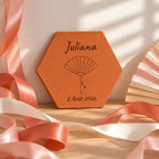 Tomette Enfant - Eventail avec rubans corail, rose et blanc, motif gravé et lumière douce — vue en situation