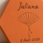 Tomette Enfant - Eventail avec rubans corail, rose et blanc, motif gravé et lumière douce — vue rapprochée du motif